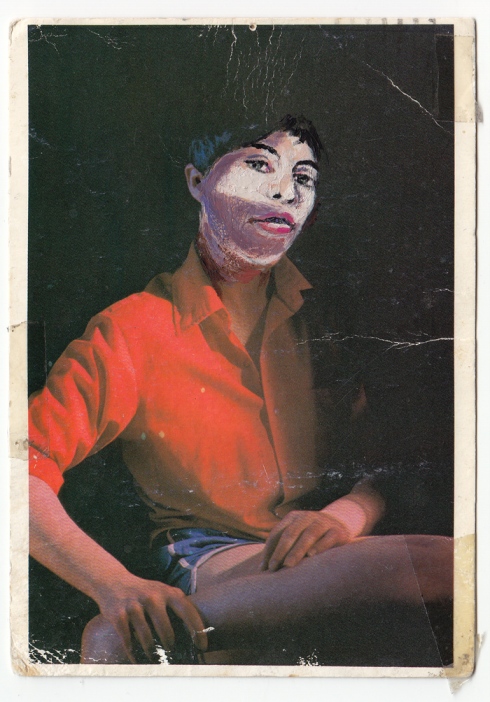 איריסיה קובליו, פורטרט עצמי באקריליק, מעל גבי גלויה עם עבודה של סינדי שרמן, 2012